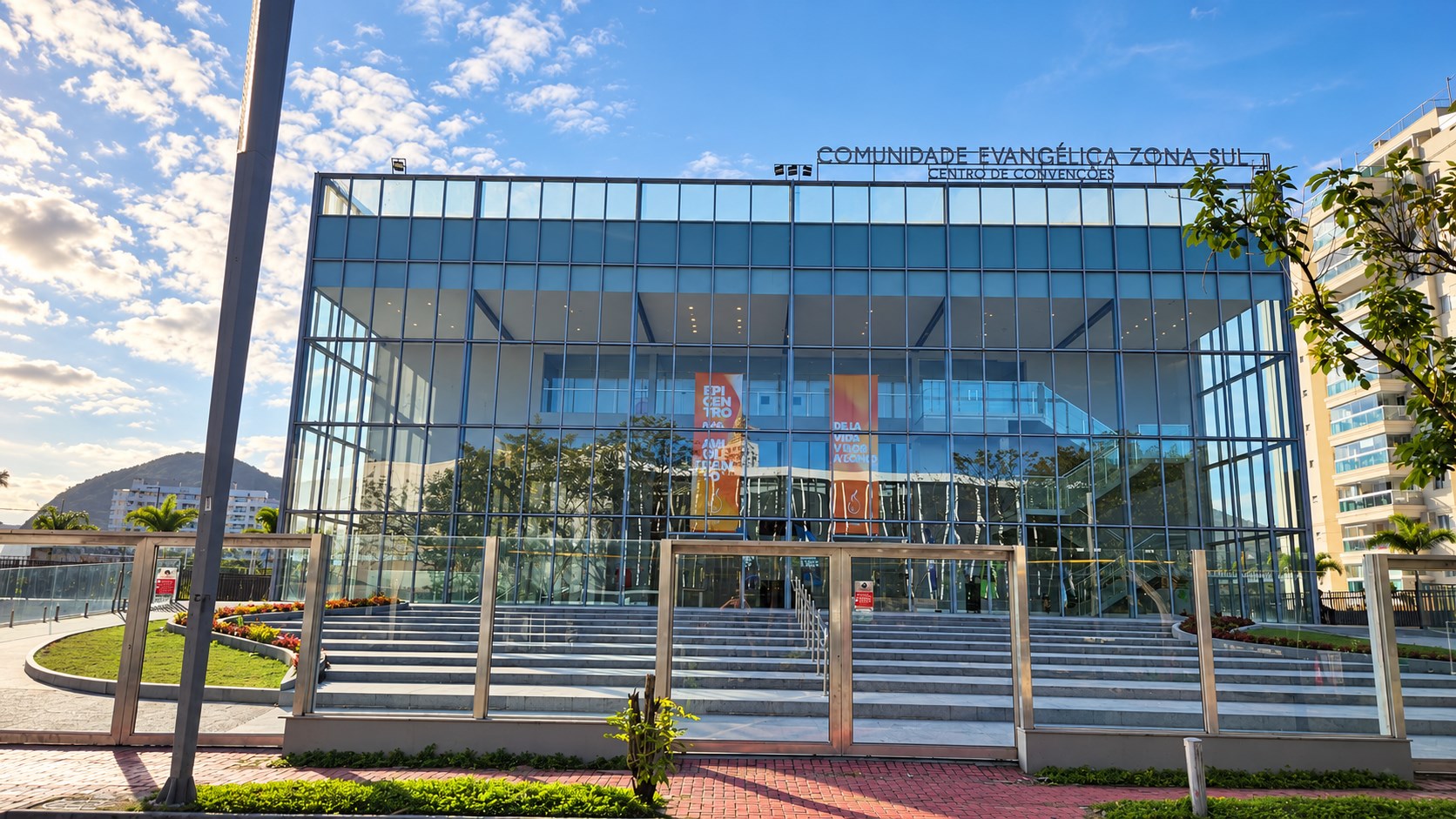 Fachada envidraçada do Centro de Convenções da Comunidade Evangélica Zona Sul