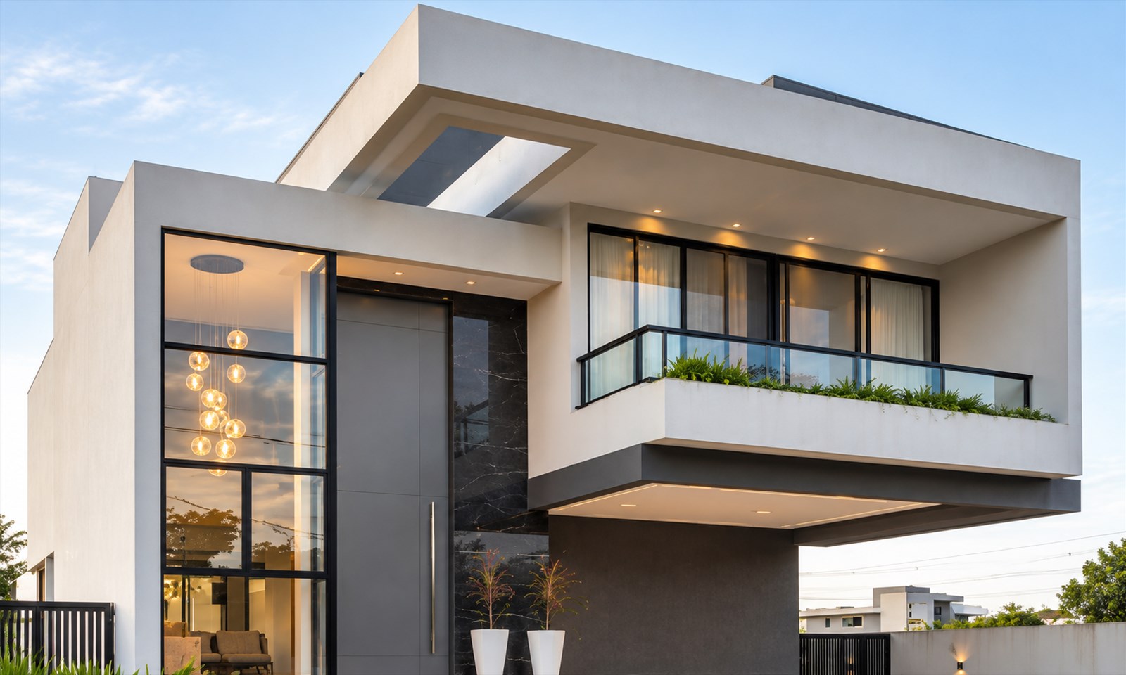 Fachada de residência contemporânea com grandes panos de vidro